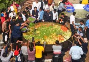 Celebrity Chef Vishnu Manohar makes 7000 kg Ram Halwa in Hanumangarhi
