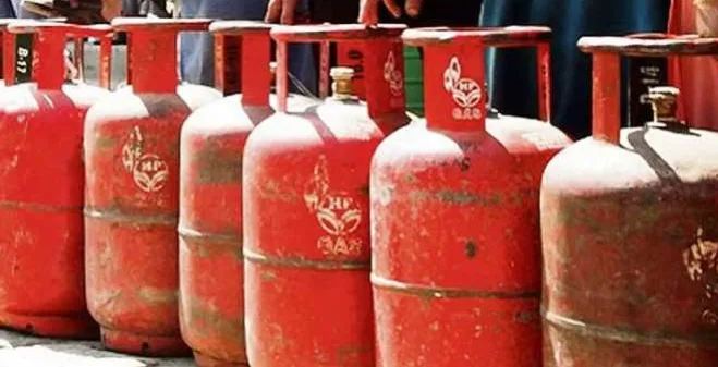Pune : Action against illegal transportation and storage of gas cylinders; goods over Rs 35 lakh seized