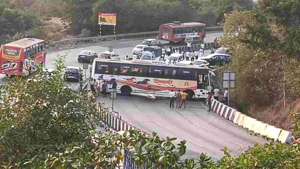 Major traffic disruption on Mumbai Pune Expressway after Shivshahi bus accident near bhor ghat in Khopoli