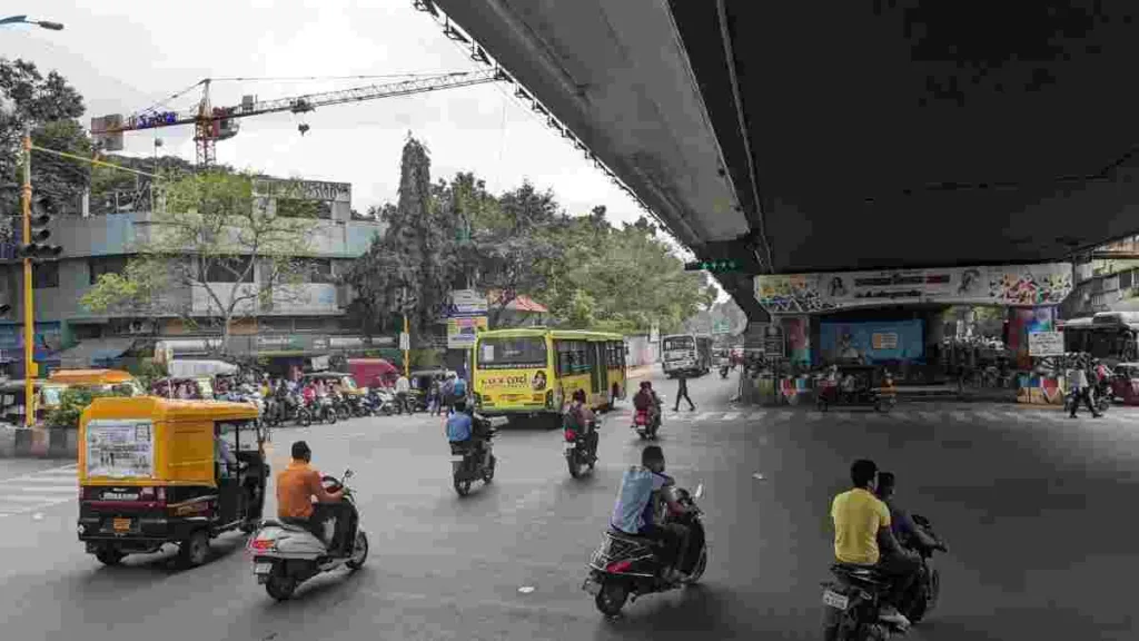 Pune : 2 seriously injured due to reckless driving by minor on Atal Bihari Vajpayee flyover near 7 Loves chowk
