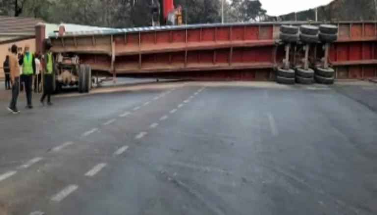 Pune : Trailer overturned near Raj Bhavan; Traffic jam caused on Baner, Aundh road