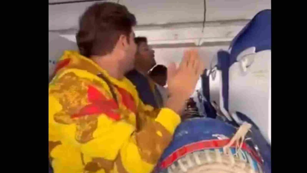 Passenger singing Bhajan in flight, netizens slam IndiGo