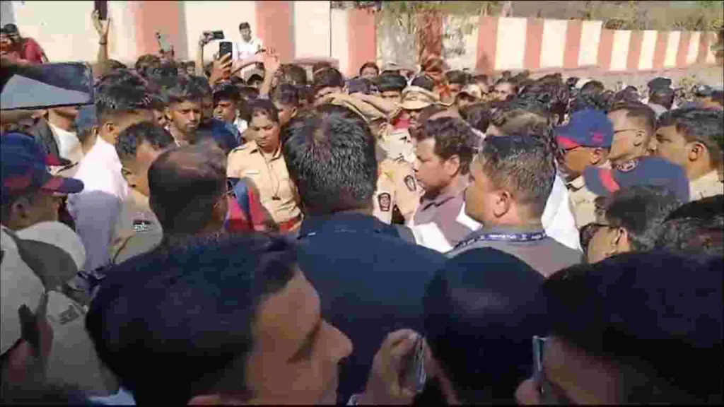 Pune : Agriculture College Student Protest Against New Road Plan, Maharashtra Navnirman Sena Comes In Support