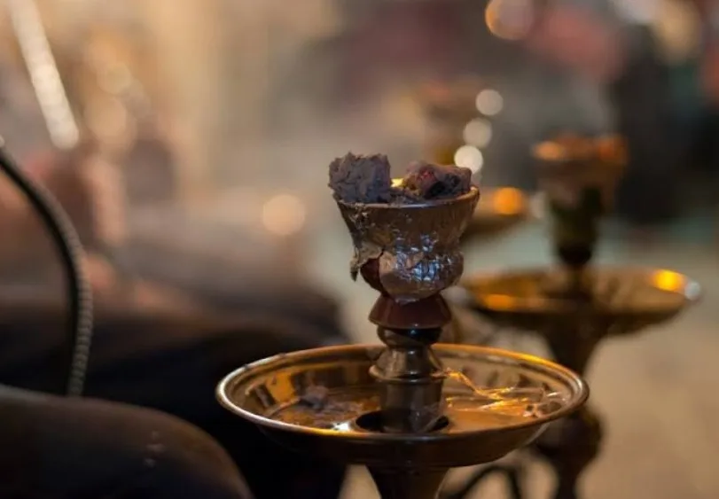 Pune : Wanowrie police cracks down on illegal hookah parlour on Salunke Vihar road ; 4 booked and goods worth Rs 44k seized