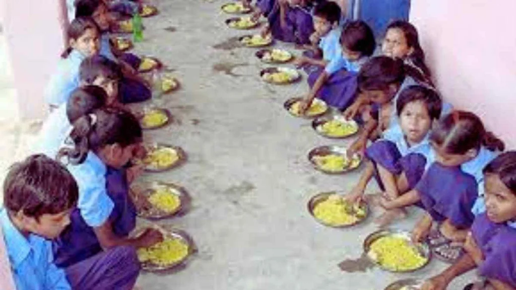 Allegations of fraud in student nutrition program: Teachers accused of withholding eggs and bananas in Bhandara