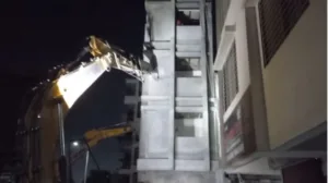 PCMC fire department takes effective measures for stabilizing tilted building in Wakad