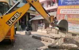 Two big concrete pillars removed on Keshav nagar - Manjari road to eliminate traffic bottlenecks