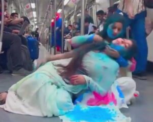 Crossing the Line' Video Emerges of Two Girls Dance in Delhi Metro, Sparks Debate