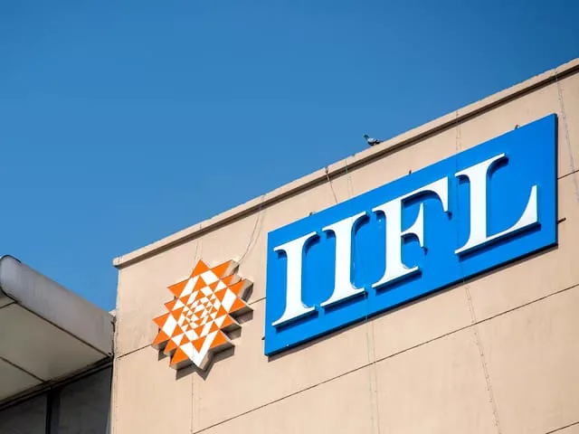 RBI Bars IIFL Finance from Sanctioning Gold Loans Over Supervisory Concerns