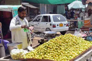 Summer is here, lemon prices in Pune jump to Rs 7 per piece