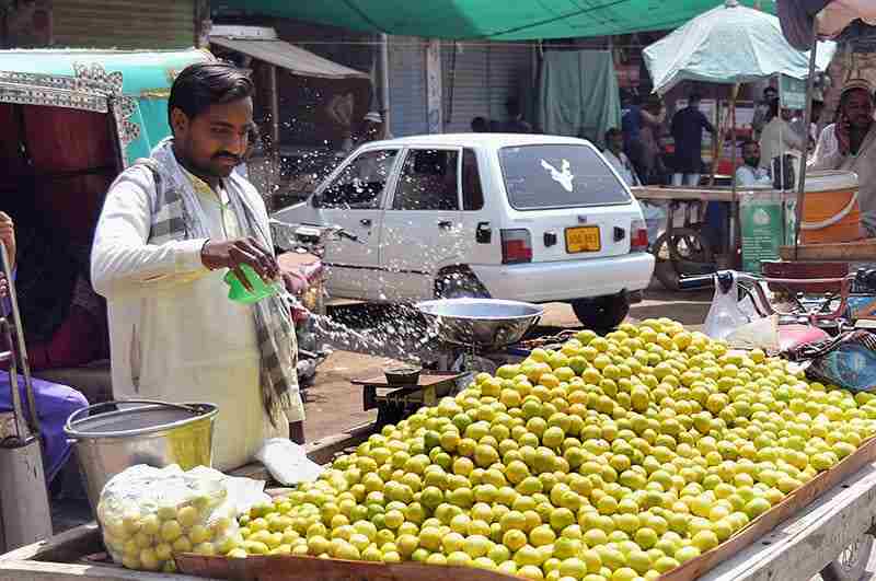 Unseasonal Rains Cause Sudden Drop in Lemon Prices in Pune