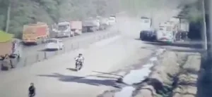 Viral Video: SUV Rams Into Divider While Traveling at High Speed, Collides with Stationary Truck