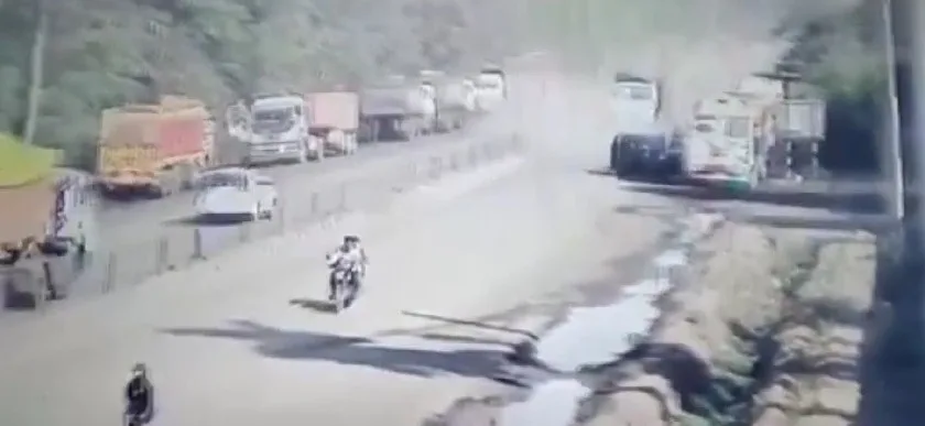 Viral Video: SUV Rams Into Divider While Traveling at High Speed, Collides with Stationary Truck