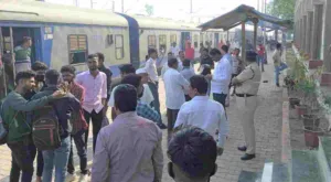 Railway passengers demand FOB at Patas Railway Station, Daund Pune shuttle stopped for 20 mins today