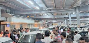 Late-Night Chaos Grips Pune Airport as Vehicles Scramble Amidst Licensing Crackdown