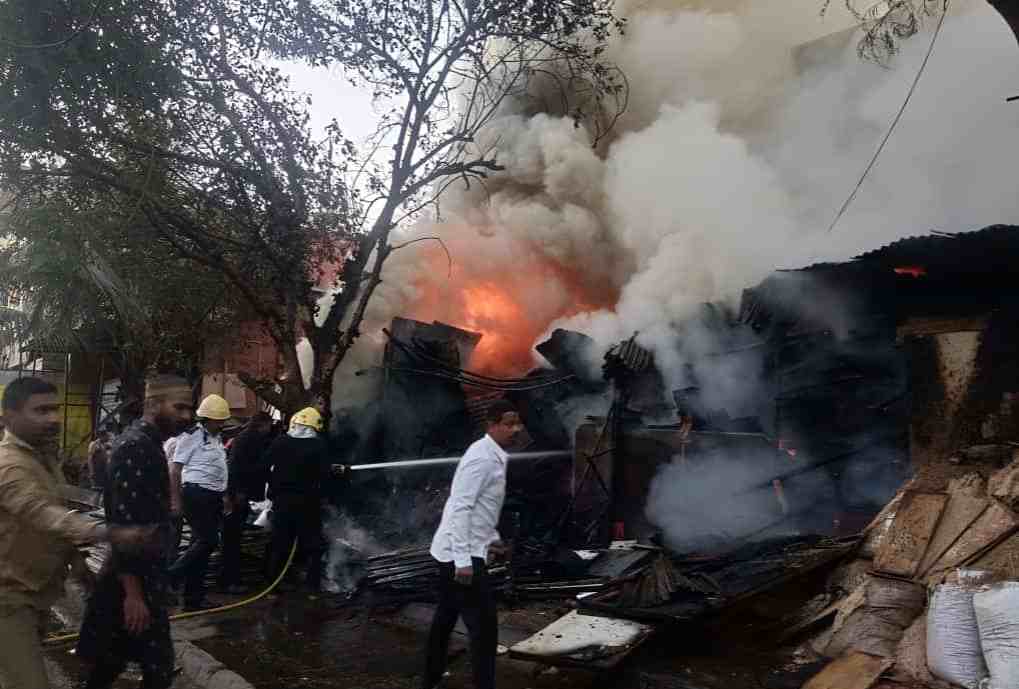 Pune : Fire breaks out in Yerwada