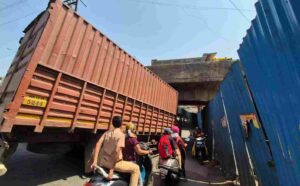 Heavy vehicles causing chaos for daily commuters in Pune 