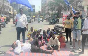 Pune : Republican Party of India Stages Protest in Keshav nagar by Sleeping on Road to Highlight Poor Road Conditions