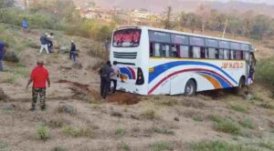 Close Call on Mumbai-Pune Highway: Students and Teachers Escape Bus Mishap