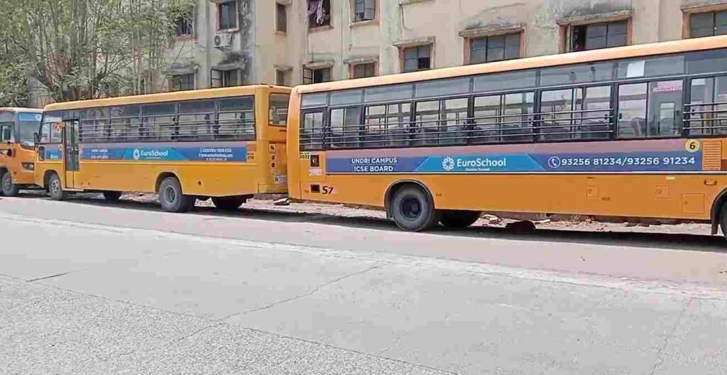 Pune :  Undri Residents Frustrated as School Buses Cause Traffic Chaos on Main Road