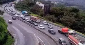 Chaos on Mumbai-Pune Expressway: Vehicle Collision Sparks Major Traffic Disruption Near Adoshi Tunnel
