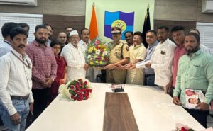 Rs. 1 Lakh reward given to heroes by Pune Police Commissioner who assisted in locating 12 year old missing girl from Nanded City