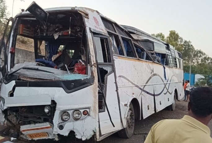 Nashik Pune Highway Accident: One Dead,34 Injured in Private Bus Mishap