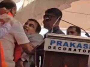 BJP leader Nitin Gadkari faints during a rally in Maharashtra's Yavatmal