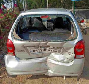 Four people injured while travelling from Boripadi to Pune on Solapur Pune highway