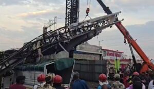 Pune: Billboard Collapse in Pimpri-Chinchwad Raises Safety Concerns,Watch Video