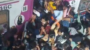 Stampede-like situation at Thane railway station after severe storm
