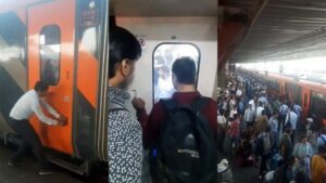 Passengers Stranded as Vande Bharat Express Doors Fail to Open at Surat Station