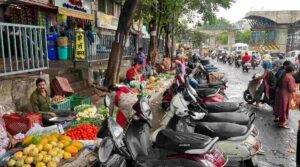 Pune City Footpaths Overrun by Vendors; Residents Seek Prompt Response From PMC