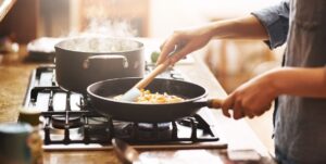 Advisory Against Non-Stick Cookware Urges Safer Kitchen Choices