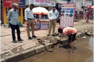 Swift Action by Lonikand Traffic Police Eases Water Logging, Resolves Traffic Congestion on Pune-Nagar Highway