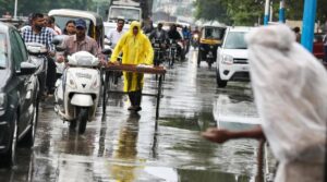 Swift Action by Lonikand Traffic Police Eases Water Logging, Resolves Traffic Congestion on Pune-Nagar Highway