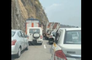 Holiday Traffic Chaos on Mumbai-Pune Expressway: Massive Congestion Leads to Delays