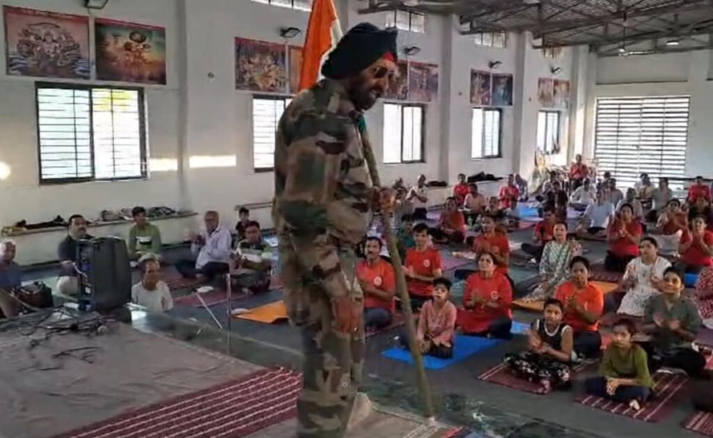 Retired Soldier Dies of Heart Attack on Stage While Singing 'Maa Tujhe Salaam'; Viral Video Shocks Viewers