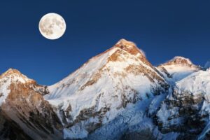 Mystery: Why Does Mount Everest Make Terrifying Noises at Night? Click to learn more