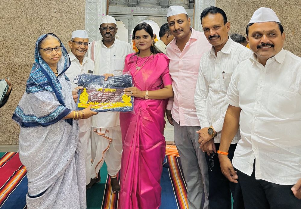 Hand Bags Distributed To Warkaris By Aai Pratishthan In Kondhwa