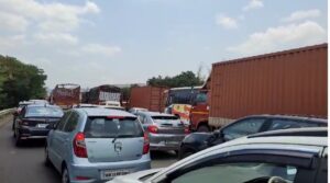 Pune Mumbai Expressway experiences heavy congestion near Lonavala