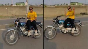 Pune: Viral Video Shows Young Woman Performing Fatal Bike Stunt in Hadapsar