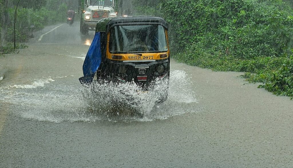 Several areas of Mumbai witness waterlogging; 2000 traffic personnel deployed