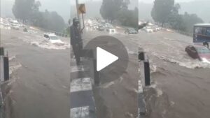 Heavy rains flood Mumbai-Pune Expressway: Vehicles move through knee-deep water near Borghat