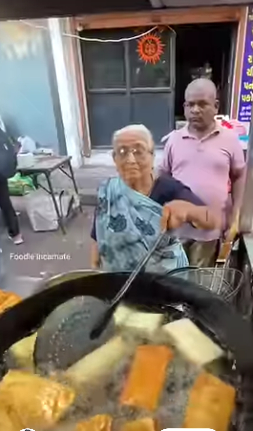 Surat's 75-year-old Bread Pakora vendor becomes Internet sensation with unique recipe