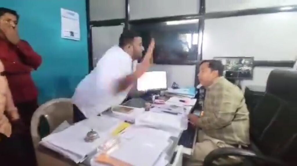 Jalna Video Bank Manager Beaten by 'Swabhimani' Group in Jalna Over Subsidy Disputes