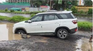 Potholes In Pune: Vehicle Trapped on Mumbai-Pune Highway Near Kiwale Highlights Urgent Need For Infrastructure Overhaul  