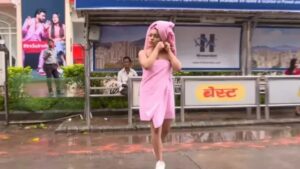 Viral Video: Mumbai Model Walks in Towel Under Broad Daylight; Netizens React, 'Urfi Javed ki Choti Bhen'