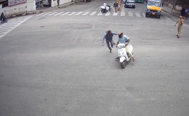 WATCH | Bengaluru Policeman Bravely Stops Notorious Thief, Gets Dragged 20 Meters; Dramatic Incident Caught on CCTV