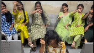 Viral Video: Young Women Dance Enthusiastically to "Watanachya Gol Dana" Song in Mumbai Local Train
